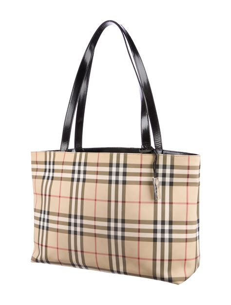 burberry tote price.